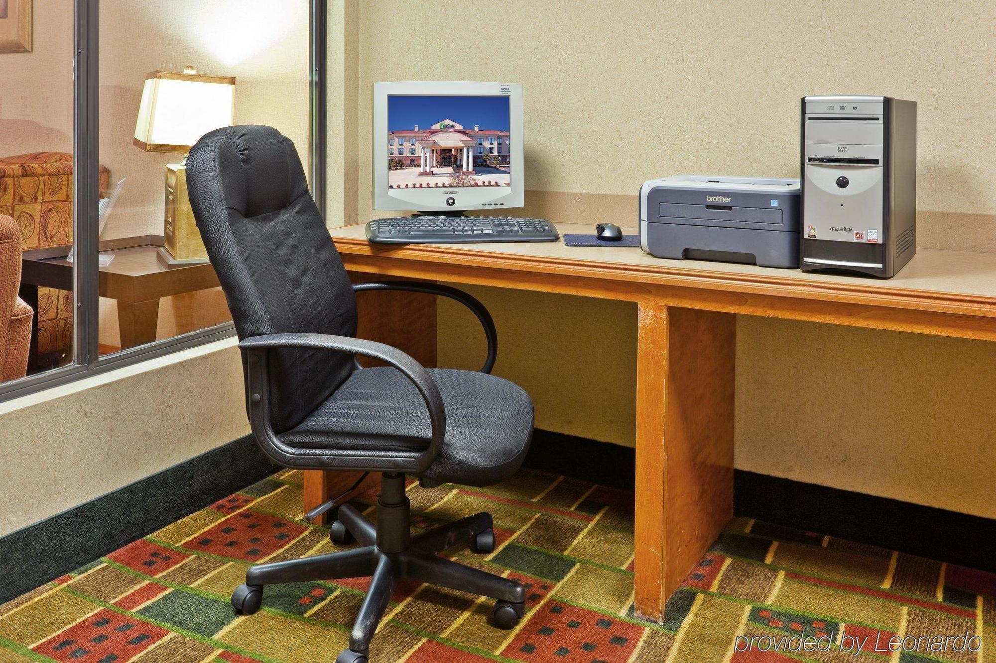 Holiday Inn Express Hotel & Suites Forest By Ihg Esterno foto