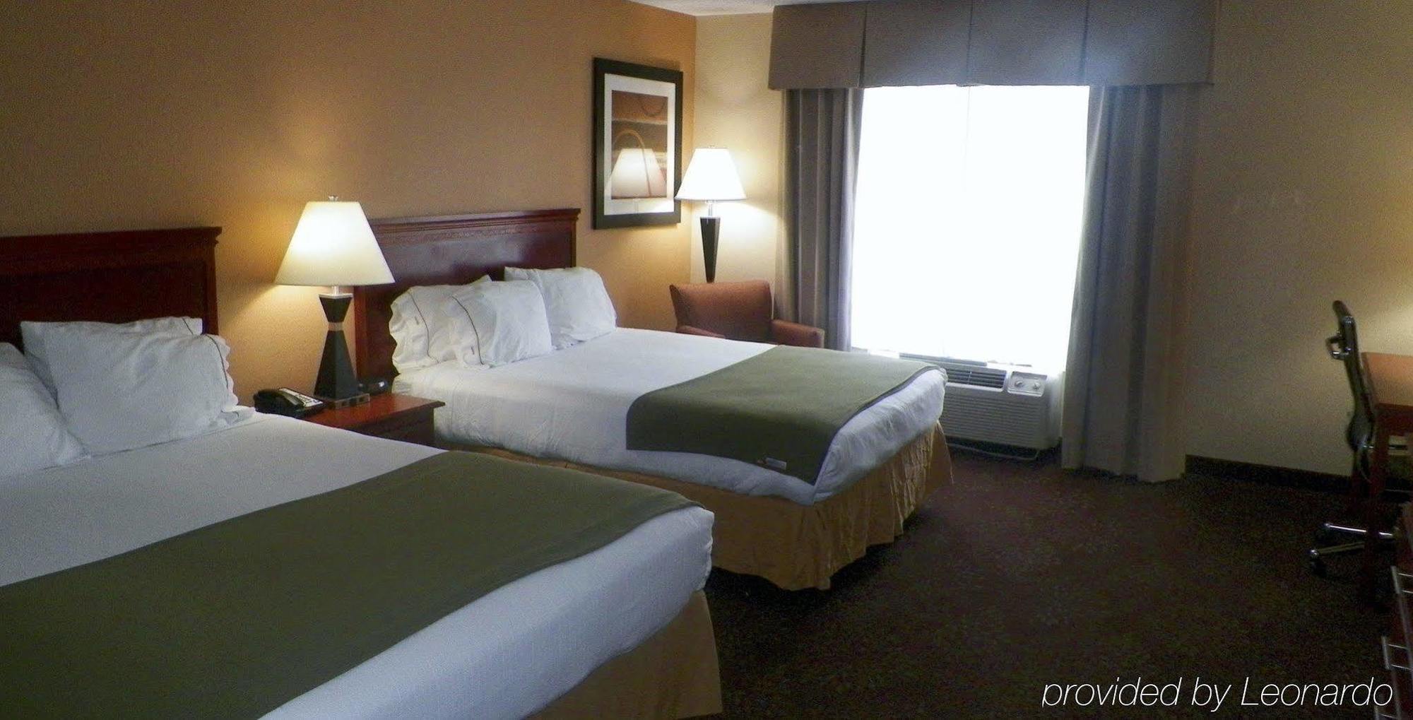 Holiday Inn Express Hotel & Suites Forest By Ihg Esterno foto